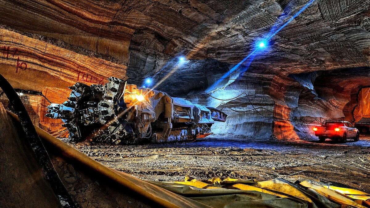 Minerador contínuo em operação na frente de lavra